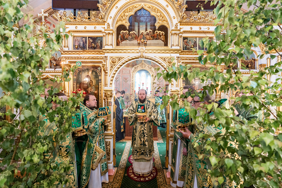 Божественная литургия в День Святого Духа в Троицком храме в Наташине города Люберцы
